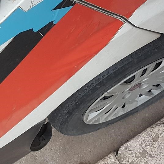 Pvc adesivo monomerico che si alza dalla carrozzeria del furgone.