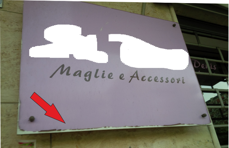 Esempio di targa in plexiglas con evidente ritiro del vinile monomerico